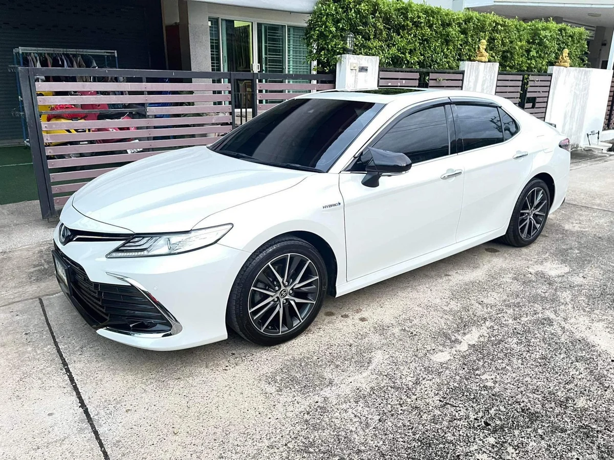 รถ Toyota Camry สีขาวของ SanookCar