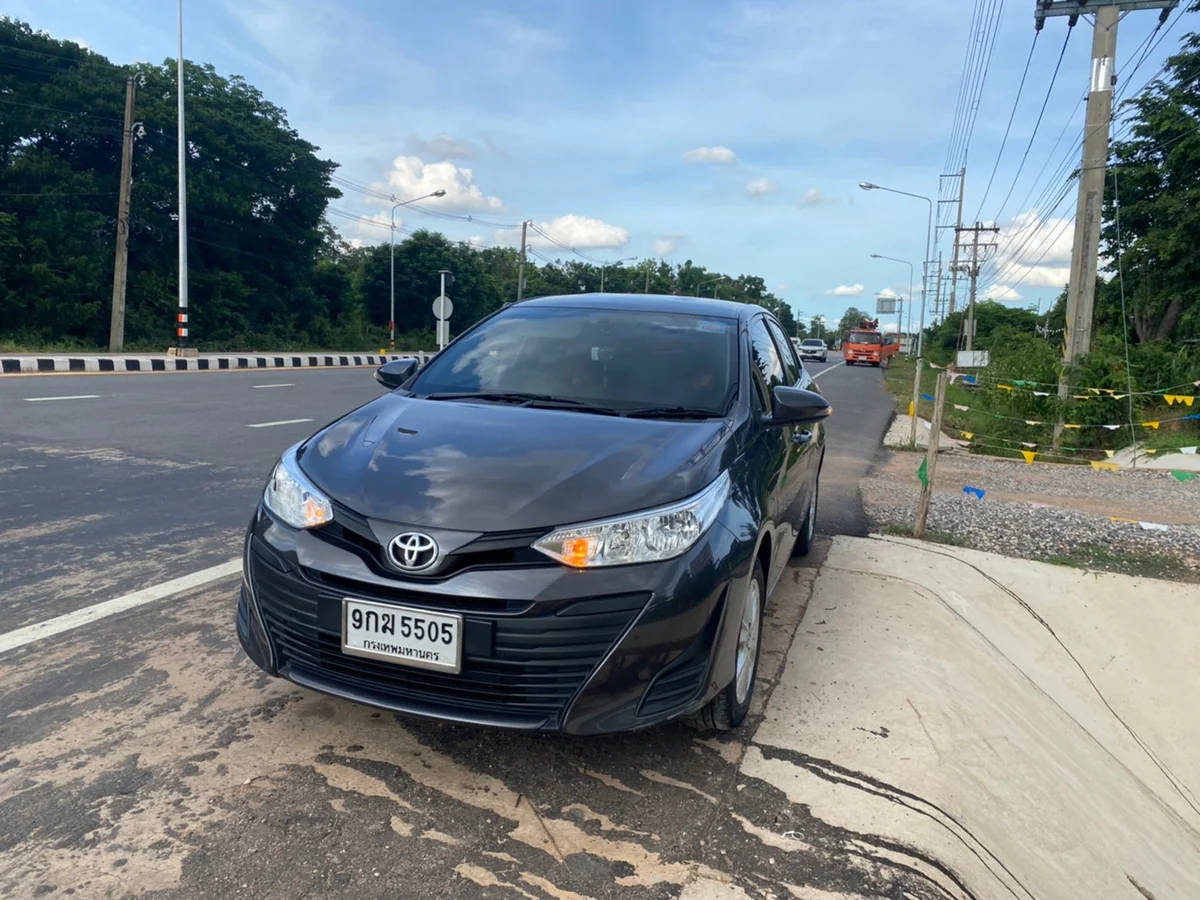รถเก๋ง Toyota ของ SanookCar จอดอยู่ริมถนน