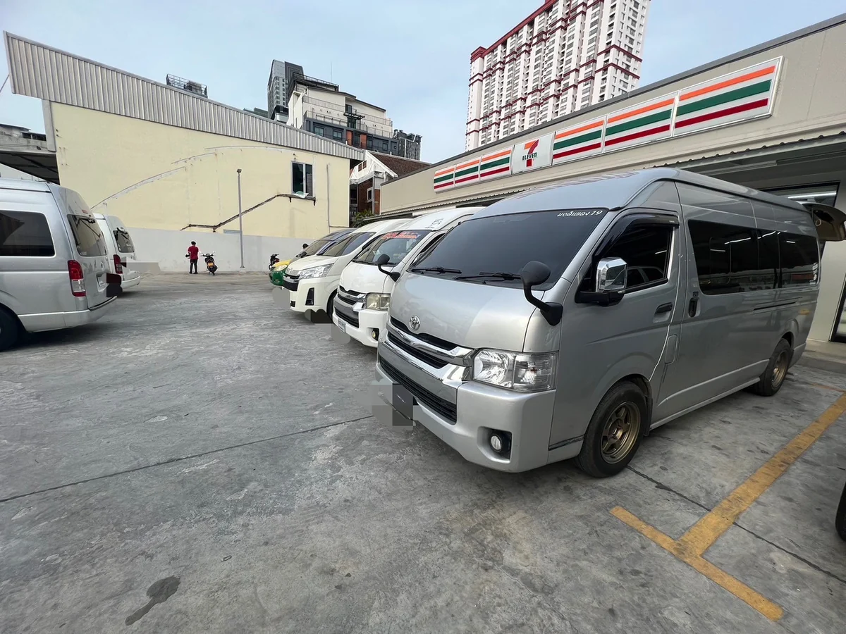 รถตู้ Toyota ของ SanookCar จอดอยู่ในลานจอดรถ