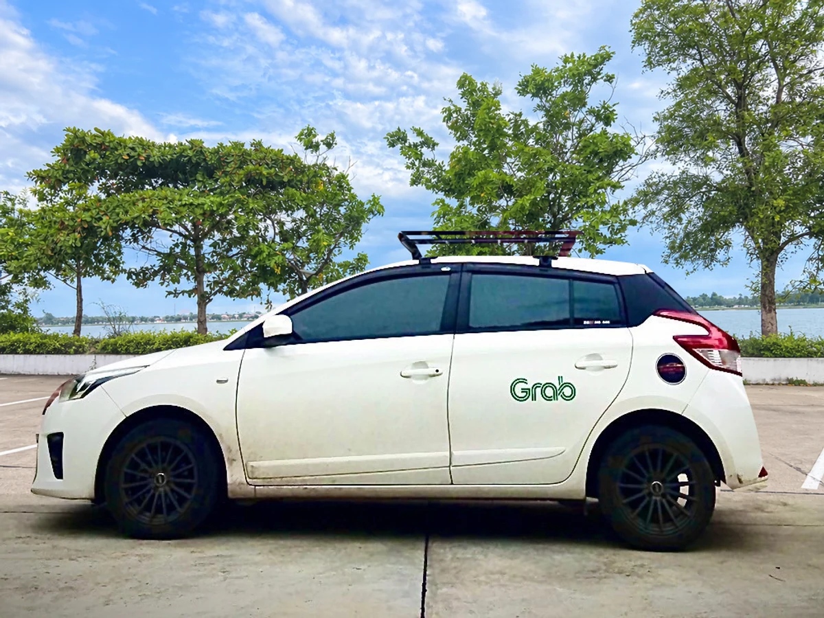 รถแฮตช์แบ็ก Toyota ของ SanookCar ในมุมด้านข้าง พร้อมฉากหลังที่ตกแต่งใหม่