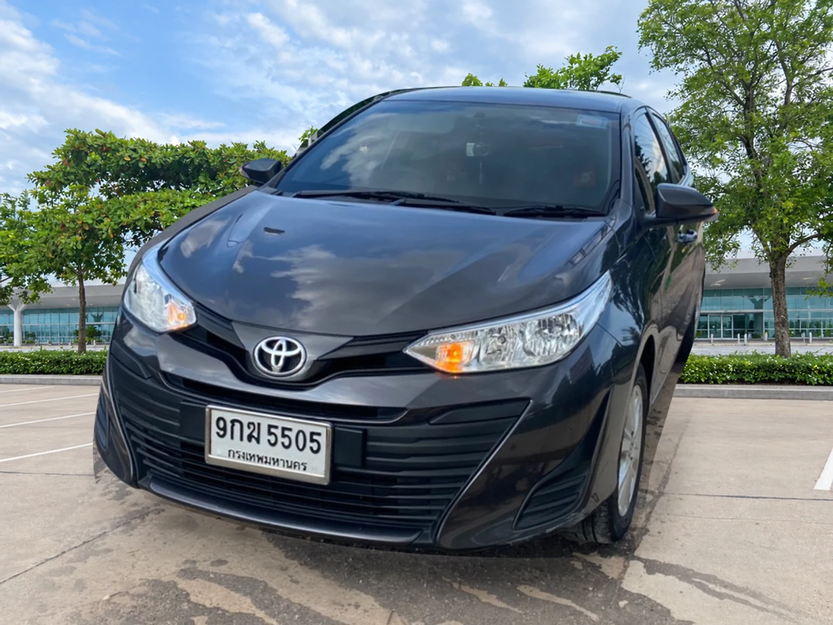 รถเก๋ง Toyota ของ SanookCar พร้อมฉากหลังสนามบินที่ตกแต่งใหม่