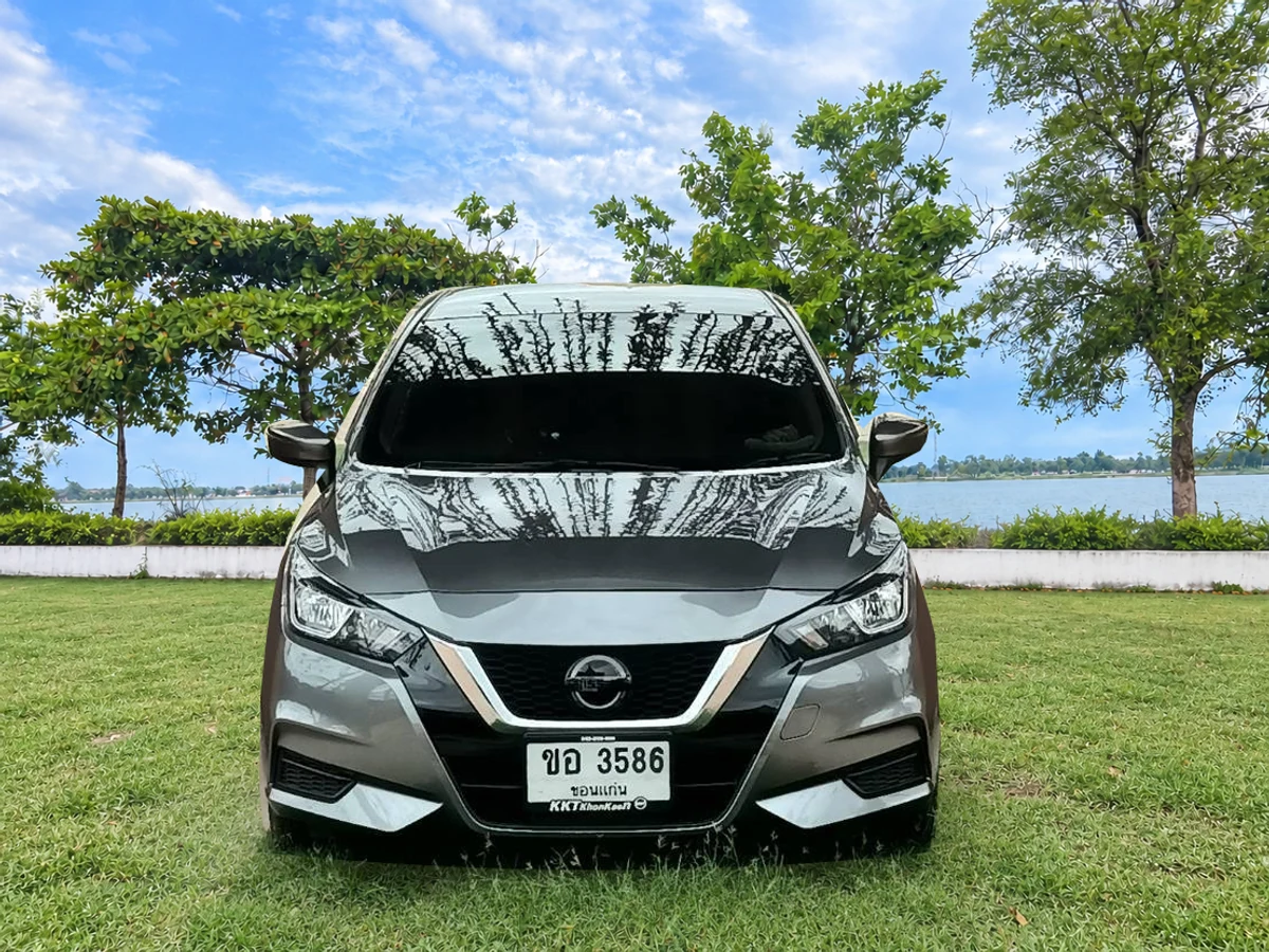 รถเก๋ง Nissan ของ SanookCar ในมุมด้านหน้า พร้อมฉากหลังที่ตกแต่งใหม่