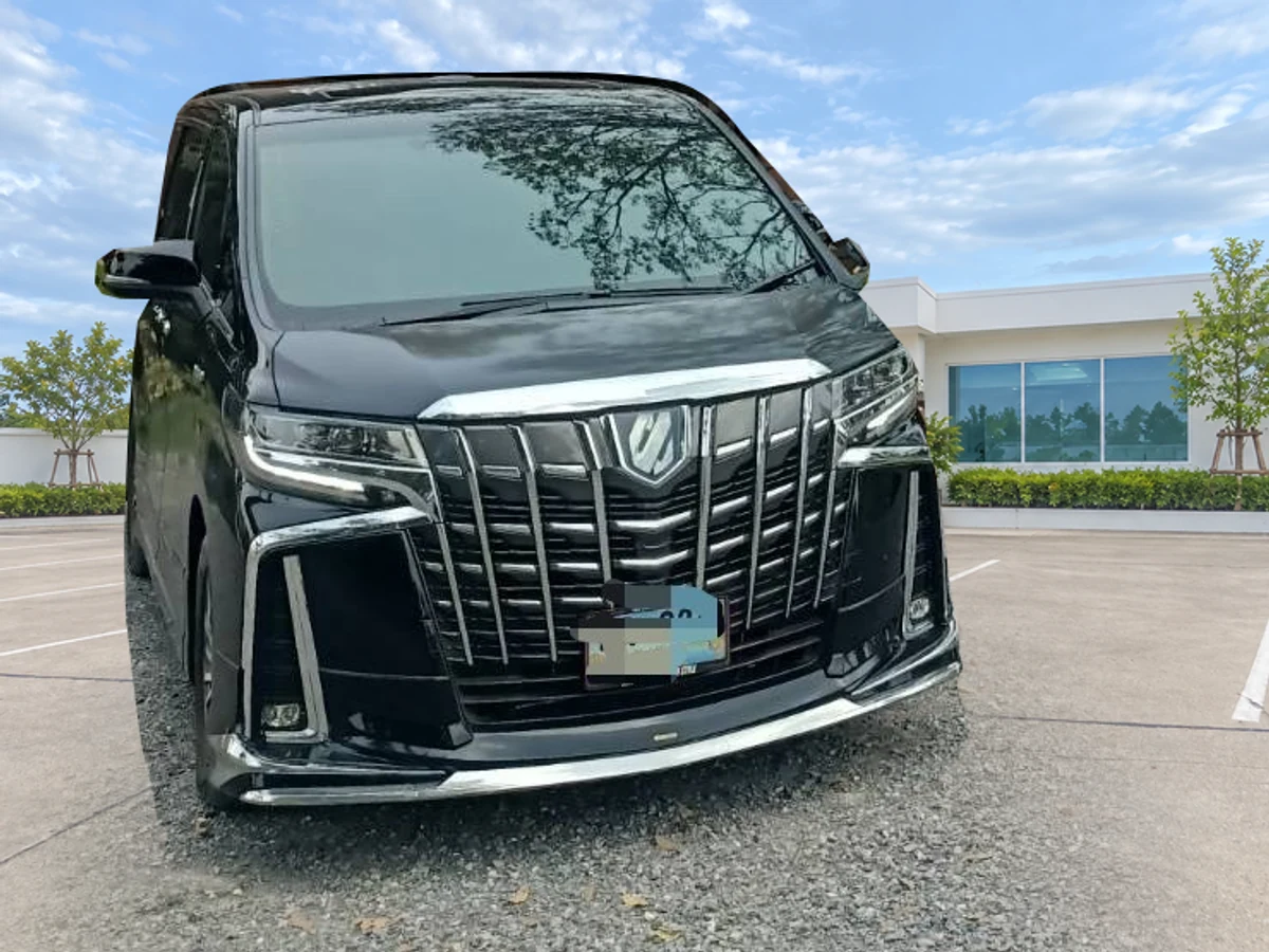 รถ VIP MPV ของ SanookCar พร้อมฉากหลังลานจอดที่ตกแต่งใหม่
