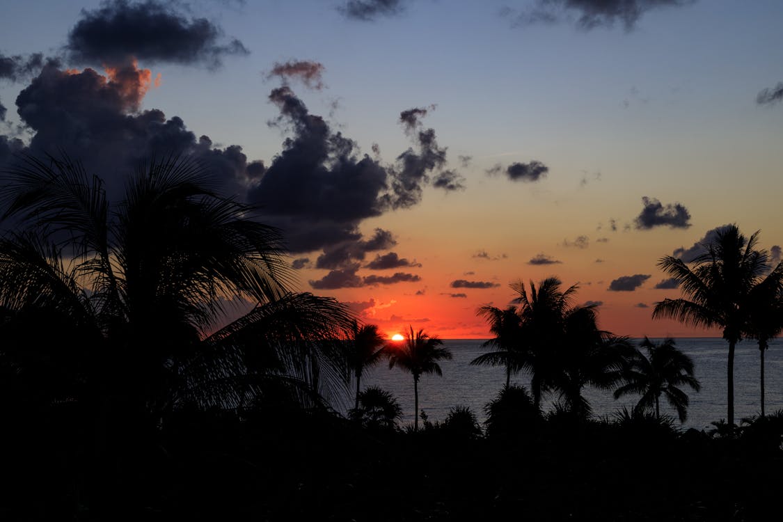 ชายหาด หัวหิน ยามพระอาทิตย์ตก เช่ารถพร้อมคนขับ
